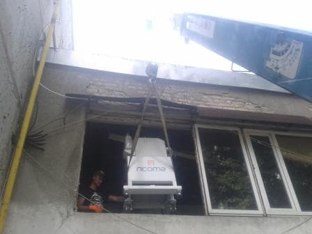 Демонтаж и снятие станка со второго этажа манипулятором в Харькове