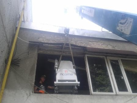 Демонтаж и снятие станка со второго этажа манипулятором в Харькове
