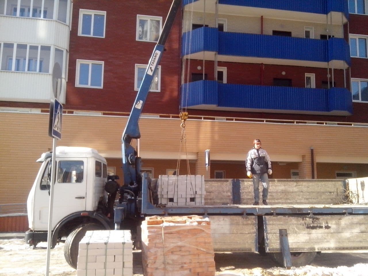 Доставка стройматериалов для ремонта манипулятором в Харькове
