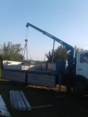 Доставка бетонных столбов еврозабора манипулятором в Харькове